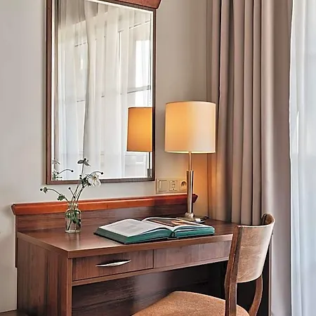 Edison Lotnisko Lawica Hotel 3*