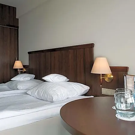 Edison Lotnisko Lawica Hotel