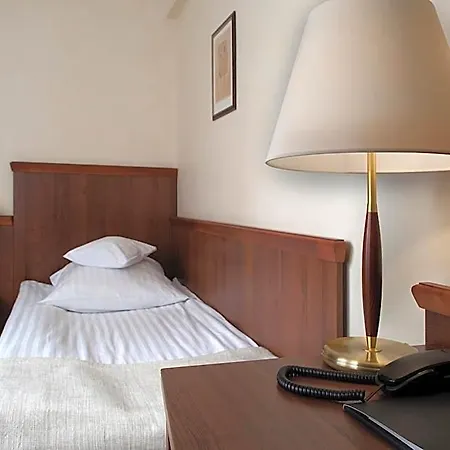 Edison Lotnisko Lawica Hotel 3*